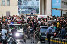 Des ambulances sont entourées de personnes à l’entrée du centre médical de l’université américaine de Beyrouth, le 17 septembre 2024 © (Photo par Anwar AMRO / AFP