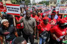 Des partisans du Congrès national démocratique (NDC) lors d’une manifestation contre l’inscription sur les listes électorales en vue de l’élection présidentielle de décembre, à Accra, le 17 septembre 2024. © Nipah Dennis / AFP