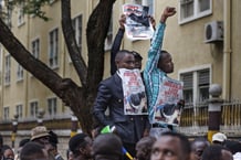Des journalistes kényans manifestent pour réclamer le respect de la liberté de la presse, en juillet 2024 à Nairobi. © Photo by Tony KARUMBA / AFP