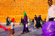 Devant les murs délimitant l’enceinte de la tour Hassan, à Rabat. © Luis Dafos / Alamy / Abaca