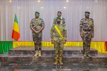 Malick Diaw (à g.), Assimi Goïta (1er rang au c.), Sadio Camara (2e rang au c.) et Ismaël Wagué (à dr.), lors de la cérémonie de remise des attributs des nouveaux généraux de l’armée malienne, à Bamako, le 21 octobre 2024. © Présidence de la République du Mali