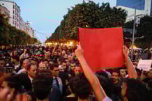 Affrontements entre manifestants et forces de l’ordre lors d’un mouvement de protestation contre la détention d’Ahmed Souab, l’un des avocats de la défense dans l’affaire du « complot contre la sûreté de l’État », à Tunis, le 25 avril 2025. © Chedly Ben Ibrahim /  NurPhoto via AFP