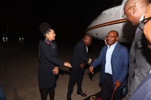Ali Bongo Ondimba à la descente de l’avion, le 15 mai, à Luanda. © Présidence angolaise