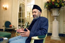 Le Tunisien Rached Ghannouchi fut le fondateur du Mouvement de la tendance islamique (MTI) qui deviendra Ennahdha. Il répond ici à une interview dans un hôtel londonien, en 2000. © ODD ANDERSEN/AFP