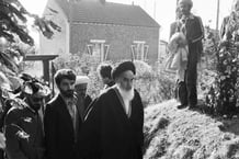 L’ayatollah Khomeiny entouré de ses partisans lors de son exil à Neauphle-le-Château, en France, le 8 novembre 1978. © KEYSTONE-FRANCE/GAMMA RAPHO