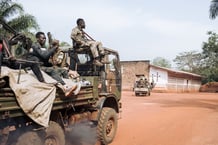 Des miliciens du groupe armé Coalition des patriotes pour le changement (CPC) patrouillent dans le village de Niakari, au nord de Bangassou, le 30 janvier 2021. © ALEXIS HUGUET/AFP