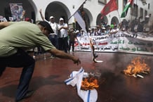 Des Marocains brûlent le drapeau israélien lors d’une marche nationale de soutien aux Palestiniens de Gaza et de condamnation des attaques israéliennes contre l’Iran, à Rabat le 22 juin 2025. © Abdel Majid BZIOUAT / AFP