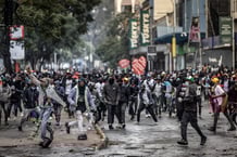 Des manifestants affrontent les policiers kényans dans le centre de Nairobi, le 25 juin 2025, lors d’une journée de protestation marquant le premier anniversaire de la prise d’assaut du Parlement.