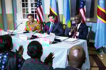 La ministre congolaise des Affaires étrangères, Thérèse Kayikwamba Wagner, le secrétaire d’État américain Marco Rubio, et le ministre rwandais des Affaires étrangères, Olivier Nduhungirehe, lors de la cérémonie de signature d’une déclaration de principes entre la RDC et le Rwanda, à Washington DC, le 25 avril 2025.