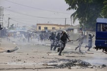 Des manifestants et des policiers s’affrontent, le 26 juin à Lomé, lors d’un rassemblement contre le pouvoir.
