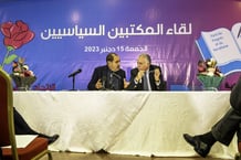Driss Lachgar (à g.) et Nabil Benabdellah signant un mémorandum d’action politique commune, le 15 décembre 2023, au siège de l’USFP, à Rabat.
