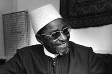 L’écrivain malien Amadou Hampâté Bâ, à son domicile, dans le quartier de Treichville, à Abidjan, en juin 1975. © Archives JA