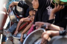 De jeunes Palestiniennes attendent une distribution de nourriture dans un camp de déplacés, dans le sud-ouest de la ville de Gaza, le 24 août 2025. © Rizek Abdeljawad/Xinhua/SIPA