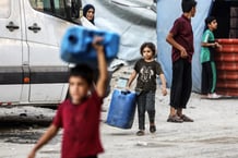Des Palestiniens déplacés vont chercher de l’eau dans un refuge temporaire au nord-ouest de la ville de Gaza, le 25 août 2025. © Rizek Abdeljawad/Xinhua/MaxPPP