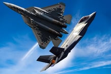 Les chasseurs Su-57 (à g.) et F-35.
