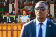 Le président camerounais, Paul Biya (à gauche), et la première dame Chantal Biya assistent à un rassemblement politique à Maroua, au Cameroun, le 7 octobre 2025.