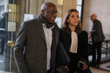 Le médecin rwandais Sosthène Munyemana, avec son avocate, Florence Bourg, au tribunal de Paris, le 14 novembre 2023. © ALAIN JOCARD/AFP