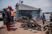 Au port de Goma, le 18 février 2025, des chauffeurs de taxi-moto regardent du matériel militaire abandonné par les forces gouvernementales et récupéré par le M23.