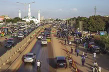 Circulation du soir à Dakar, Sénégal, Afrique de l'Ouest, Afrique.