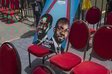 Une affiche du candidat à la présidence Bassirou Diomaye Faye et du principal leader de l’opposition sénégalaise, Ousmane Sonko, avant les élections présidentielles à Mbour, le 22 mars 2024.