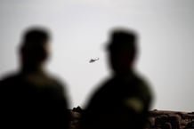 Un hélicoptère appartenant à la Minurso (mission des Nations Unies au Sahara occidental) survole la base avancée du deuxième secteur du Polisario à la périphérie de Tifariti, au Sahara occidental, le 9 septembre 2016.