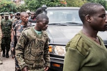 Des soldats des FDLR arrivent au poste-frontière de Goma, en RDC, le 1er mars 2025, dans le cadre de leur rapatriement vers le Rwanda organisé par l’AFC/M23.