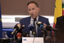 L’ambassadeur de l’Union européenne au Sénégal, Jean-Marc Pisani, s’adresse aux médias à propos des accords de pêche, lors d’une conférence de presse à Dakar, le 8 mai 2024. © SEYLLOU / AFP