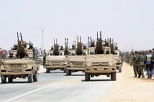 Des soldats sahraouis lors du défilé pour le 50e anniversaire du Front Polisario et le début de la lutte armée pour l’indépendance du Sahara occidental à Aousserd, au sud-ouest d’Alger, le 20 mai 2023. © Amine Chikhi NurPhoto via AFP