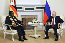 Rencontre entre le président russe, Vladimir Poutine, et son homologue zimbabwéen, Emmerson Mnangagwa, en marge du 27e Forum économique international de Saint-Pétersbourg, le 6 juin 2024. © Vladimir Smirnov/SPUTNIK/SIPA