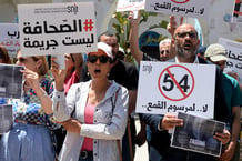 Manifestation le 27 mai 2024 devant le siège du Syndicat national des journalistes tunisiens (SNJT) pour protester contre le décret 54, promulgué en 2022 par le président tunisien pour lutter contre les « fausses nouvelles » mais décrié pour son interprétation très large. © Sofiene HAMDAOUI / AFP.