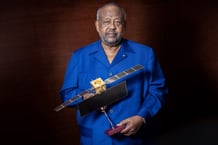 Le président djiboutien Ismaïl Omar Guelleh, le 13 mars 2023, portant la maquette d’un satellite chinois, dont Djibouti deviendra bientôt une base de lancement. © Vincent FOURNIER pour JA