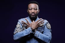 L’artiste congolais Fally Ipupa pose lors d’une session photo, à Paris, le 27 septembre 2023. © JOEL SAGET/AFP