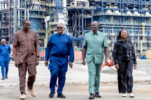 Aliko Dangote en compagnie du président kényan, William Ruto, lors de leur visite de la raffinerie de pétrole et de l’usine pétrochimique Dangote à Lekki, le 25 septembre 2026.