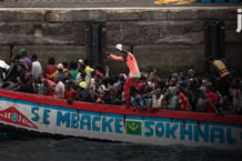 Arrivée d’une pirogue transportant plus de 240 migrants africains au port de La Restinga, sur l’île canarienne d’El Hierro, le 27 août 2024. © Antonio Sempere / AFP