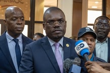 Jean Kaseya, le directeur de l’Africa CDC, s’adresse à la presse après avoir reçu la première livraison de près de 100 000 doses de vaccins contre le Mpox à l’aéroport de Kinshasa, en RDC, le 5 septembre 2024. © CHRIS MILOSI/EPA/MAXPPP