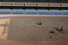 Des ouvriers rénovent le stade de Marrakech, au Maroc, le 5 décembre 2024, en prévision de la CAN 2025 et de la Coupe du monde 2030. © AFP