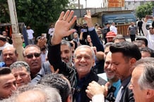 Massoud Pezeshkian devant un bureau de vote à Téhéran, le 5 juillet 2024.