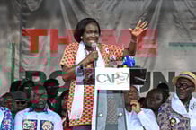 Simone Ehivet Gbagbo s’exprime lors de la première réunion de la Coalition pour une alternance pacifique en Côte d’Ivoire (CAP-CI) à Abidjan, le 31 mai 2025. © Sia KAMBOU / AFP