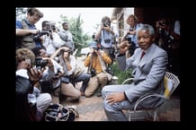 Nelson Mandela entouré de photographes dans sa maison de Soweto, le 15 février 1990, à Johannesburg. © Georges MERILLON/GAMMA-RAPHO.