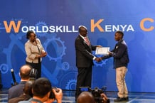 Rigathi Gachagu (au c.), vice-président du Kenya, remet un prix lors de l’Africa Technology Challenge, à Nairobi, en août 2023. © Li Yahui / Xinhua via AFP.