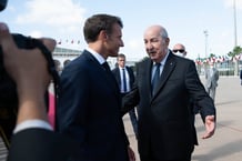 Emmanuel Macron avec Abdelmadjid Tebboune à Alger, le 27 août 2022. Le président français effectuait alors une visite de trois jours dans le but de rétablir les liens entre la France et l’Algérie, qui célébrait cette année-là le 60e anniversaire de son indépendance. © Jacques WITT/SIPA