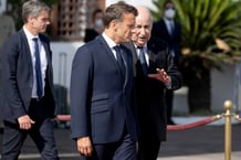 Le président français, Emmanuel Macron, aux côtés du président algérien, Abdelmadjid Tebboune, avant son départ de l’aéroport d’Alger, le 27 août 2022.