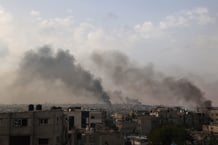 De la fumée s’élève au-dessus de Rafah, dans le sud de la bande de Gaza, après des bombardements israéliens, le 28 mai 2024. © Eyad BABA / AFP.