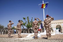 Des officiers supérieurs des forces armées françaises et tchadiennes saluent les drapeaux des deux pays lors de la cérémonie marquant le départ des soldats français de la base militaire d’Abéché, le 11 janvier 2025. © Joris Bolomey / AFP