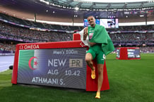 L’Algérien Skander Djamil Athmani célèbre sa médaille d’or et son nouveau record paralympique après avoir participé au 100 m T13, le 1er septembre 2024, à Paris. © Ezra Shaw / Getty Images via AFP