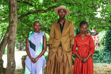 L’actrice rwandaise Eliane Umuhire, le réalisateur congolais Baloji et l’actrice belge Yves-Marina Gnahoua posent à l’occasion Festival du film francophone d’Angoulême, dans l’ouest de la France, le 25 août 2023. © YOHAN BONNET / AFP