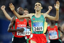 Le Marocain Hicham El Guerrouj remportant la médaille d’or au 1 500 mètres, devant le Kényan Bernard Lagat, aux Jeux olympiques d’Athènes, le 24 août 2004. © AP Photo/Anja Niedringhaus/SIPA