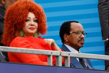 Le président camerounais, Paul Biya (d.) et son épouse assistent à la cérémonie d’ouverture des Jeux olympiques 2024, à Paris le 26 juillet. © Odd ANDERSEN/AFP