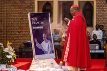 Le cardinal Fridolin Ambongo Besungu rend hommage au pape François lors d’une messe à la cathédrale Notre-Dame du Congo à Kinshasa, le 21 avril 2025. © Hardy BOPE/AFP