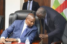 L'agro industriel Pascal Bida Koyagbele parle à l'oreille du président Faustin Archange Touadéra lors des discussions avec la mission rwandaises en janvier 2019.